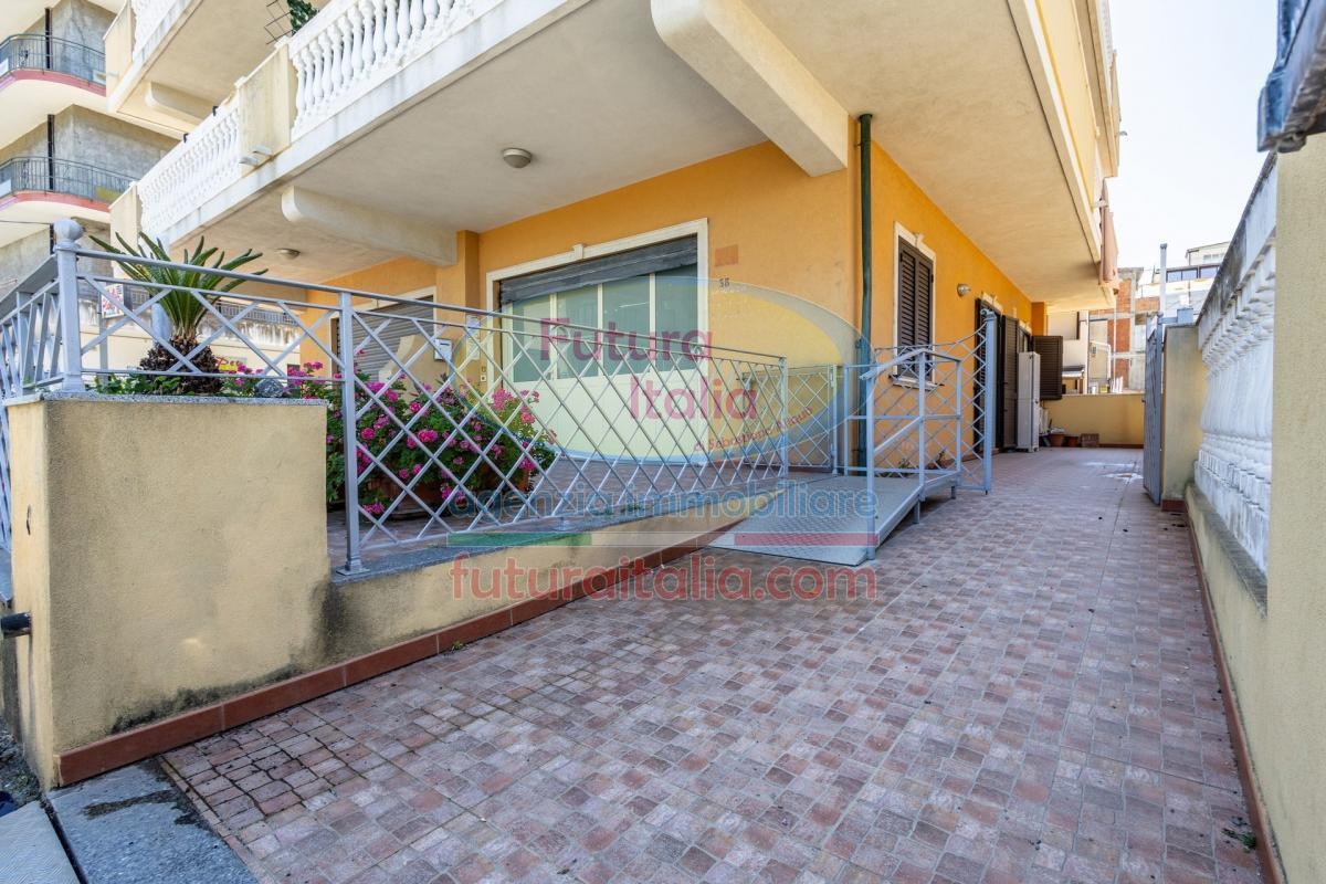 Rif. 539 | Terme Vigliatore | Ufficio/Studio al piano terra con cortile