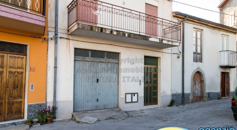 Rif. 455 - Rodì Milici - Appartamento piano terra con ampio cortile in VENDITA Rif. 455 - Rodì Milici - Appartamento piano terra con ampio cortile in VENDITA