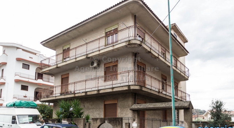 Rif. 467 - Terme Vigliatore - Fabbricato a tre elevazioni in VENDITA Rif. 467 - Terme Vigliatore - Fabbricato a tre elevazioni in VENDITA