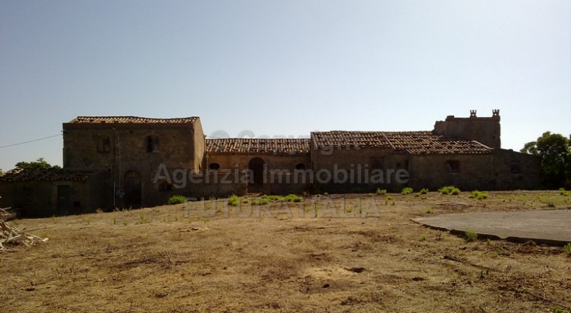 Rif. 306 - Tripi - Antico borgo di fabbricati rurali con ampio terreno in VENDITA Rif. 306 - Tripi - Antico borgo di fabbricati rurali con ampio terreno in VENDITA