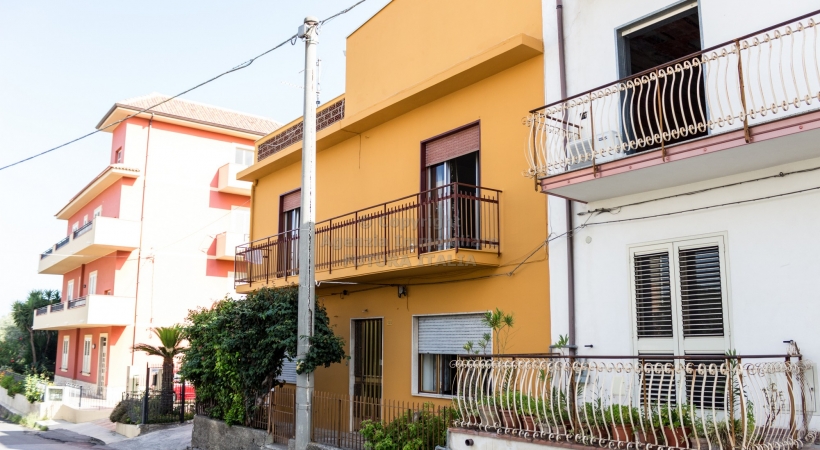 Rif. 435 - Furnari - Fabbricato 3 elevazioni con cortile in VENDITA Rif. 435 - Furnari - Fabbricato 3 elevazioni con cortile in VENDITA