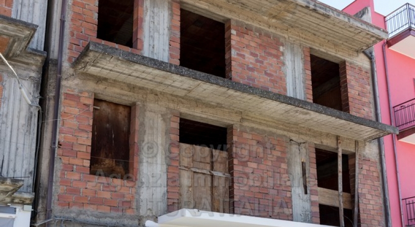 Rif. 388 - Terme Vigliatore - Intero fabbricato, zona centralissima, in VENDITA Rif. 388 - Terme Vigliatore - Intero fabbricato, zona centralissima, in VENDITA