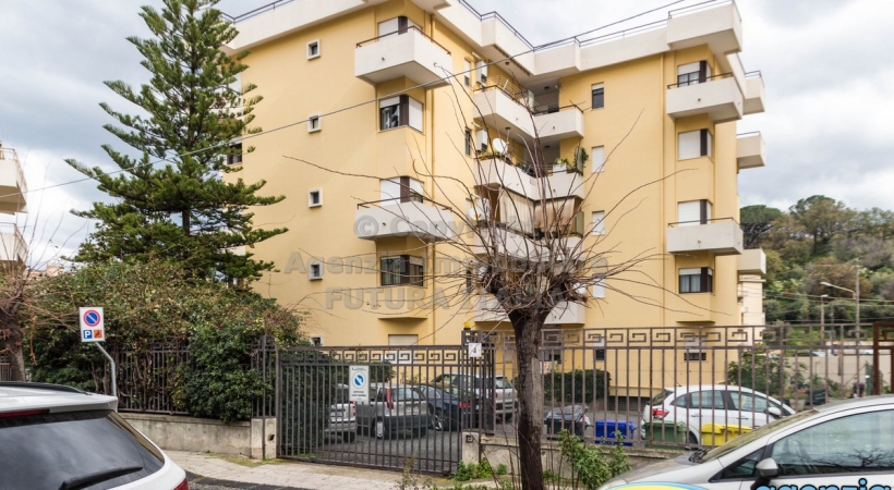 Rif. 469 - Barcellona Pozzo di Gotto - Ampio appartamento uso abitazione o ufficio, a P.T. rialzato in VENDITA Rif. 469 - Barcellona Pozzo di Gotto - Ampio appartamento uso abitazione o ufficio, a P.T. rialzato in VENDITA